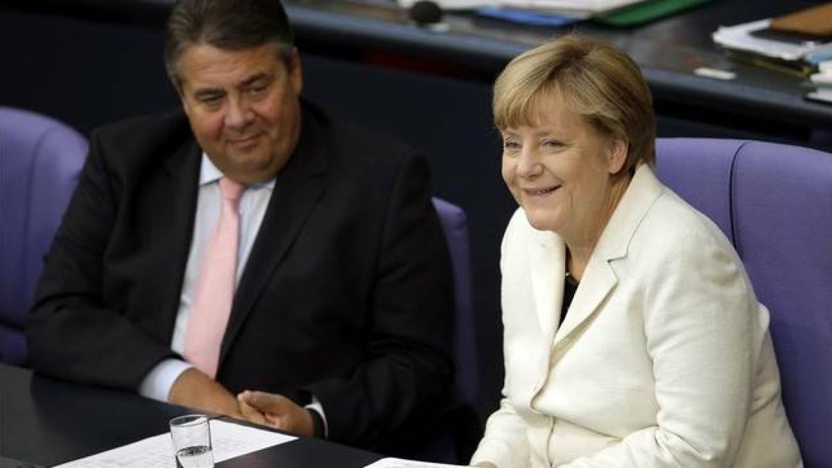 Gabriel (izquierda) y la cancillera Merkel, en una sesión parlamentaria en el Bundestag, en Berlín, este martes.-Foto: AP / MICHAEL SOHN