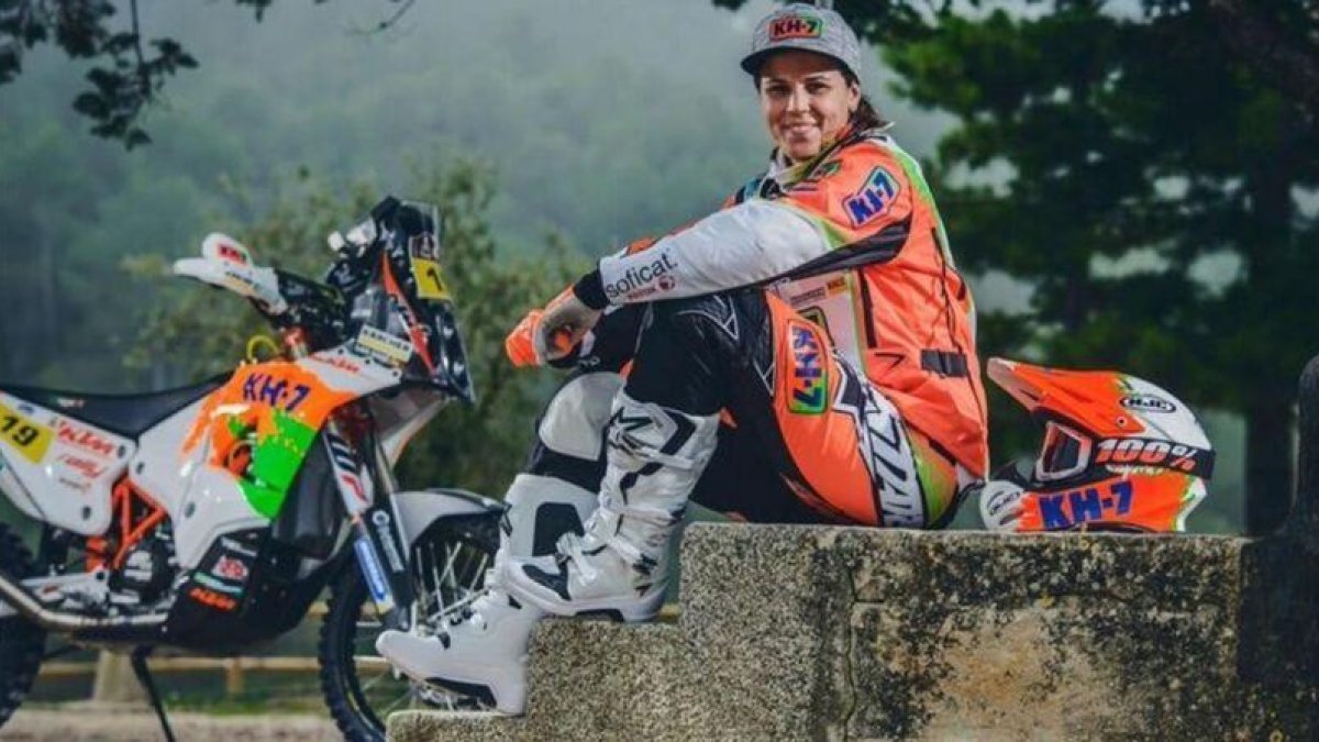 Laia Sanz, al lado de su KTM.-KTM / FÉLIX ROMERO