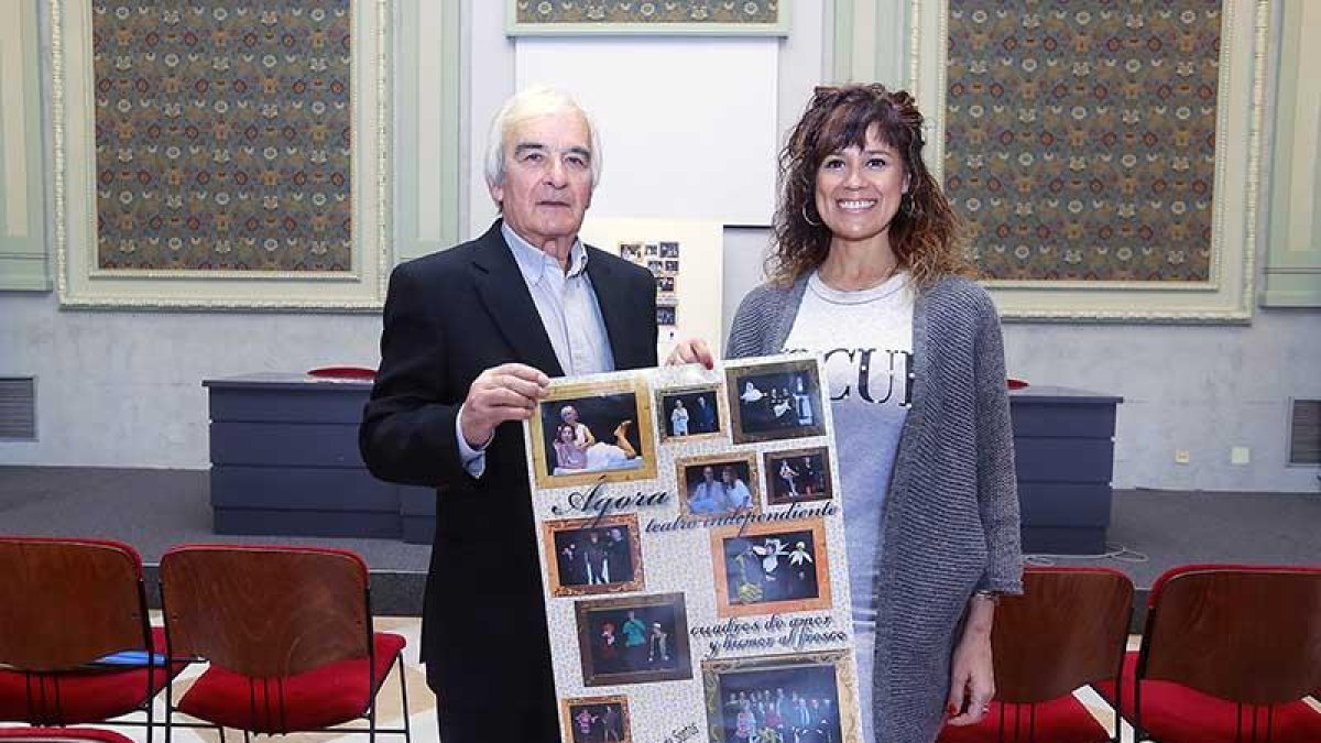 Quintana y Moral posan con el cartel del espectáculo.-SANTI OTERO