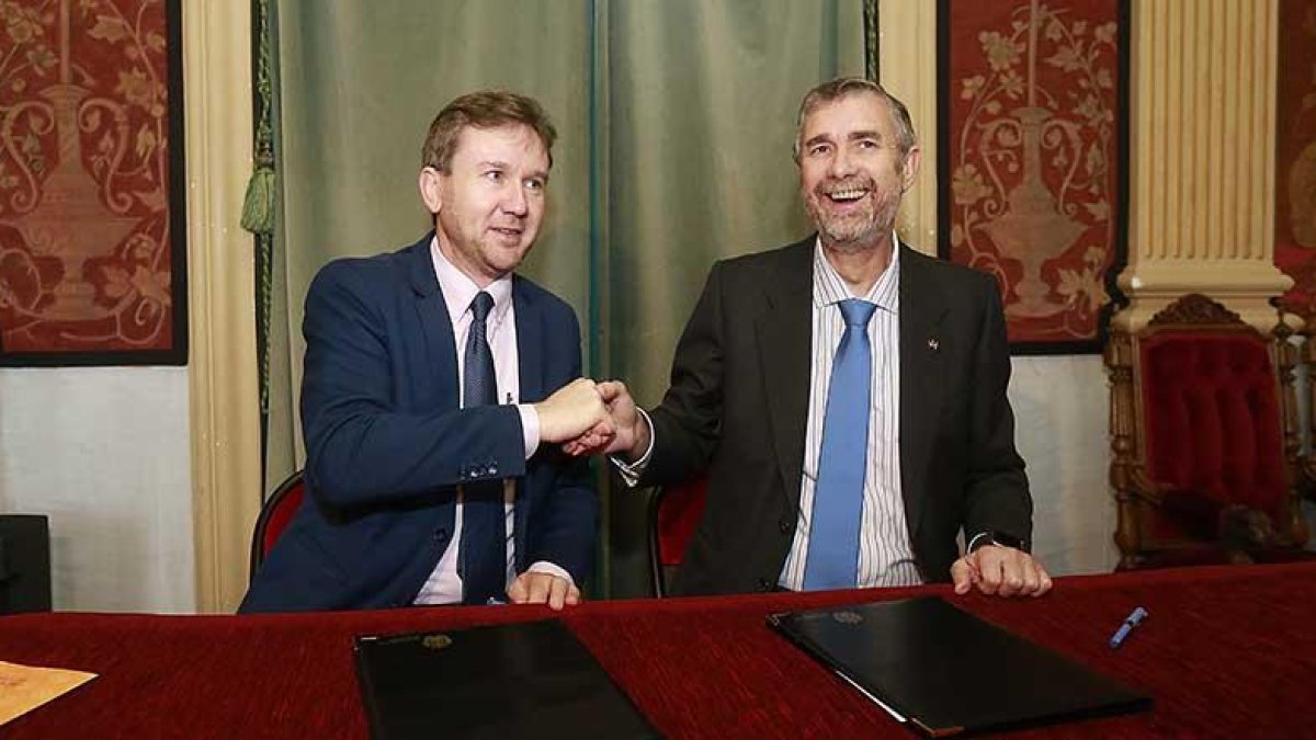 Javier Lacalle y Manuel Pérez Mateos firman el convenio de colaboración.-RAÚL G. OCHOA