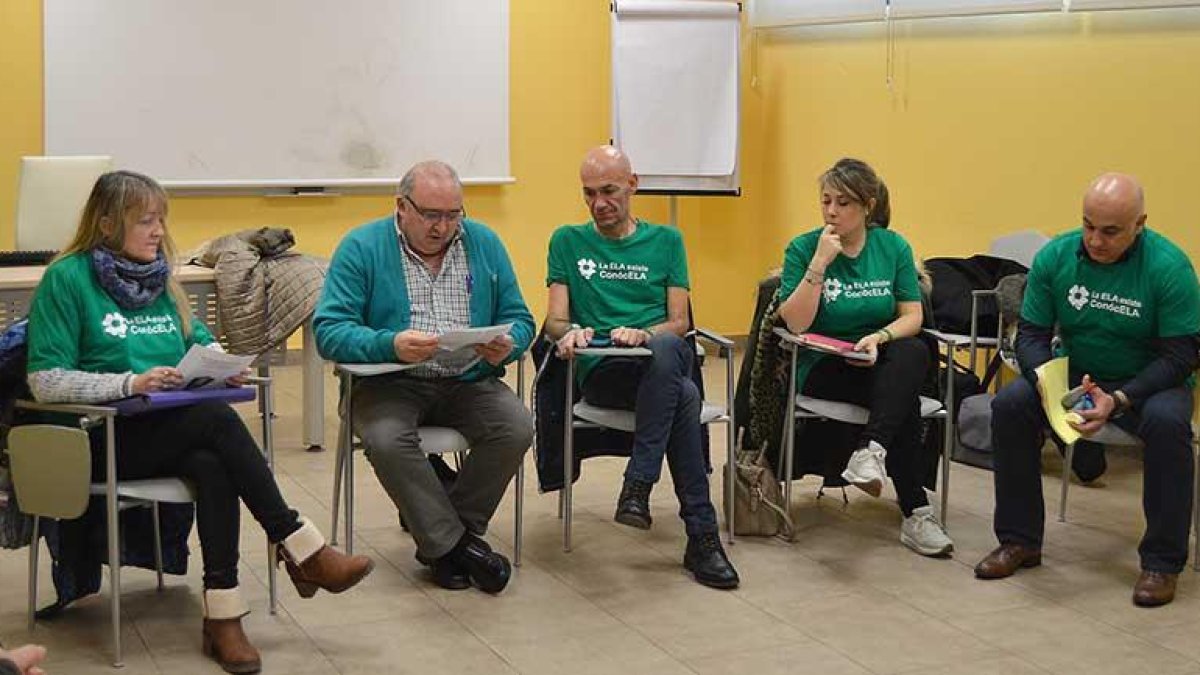 Miembros de la asociación durante la firma del acta fundacional y los estatutos.-ECB