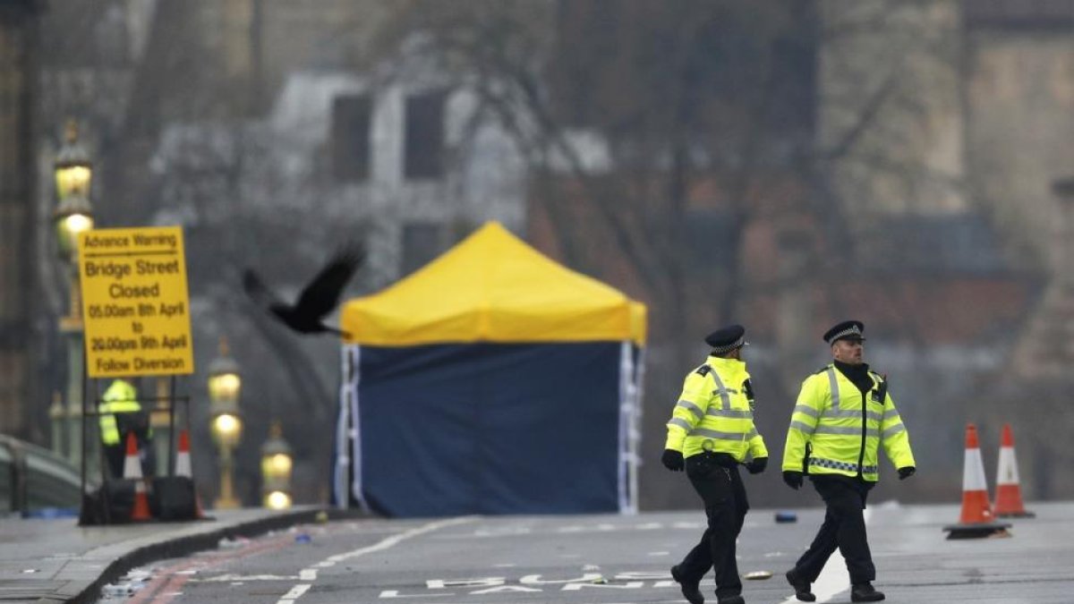 Agentes de policía, en el puente de Westminster, este jueves.-DARREN STAPLES