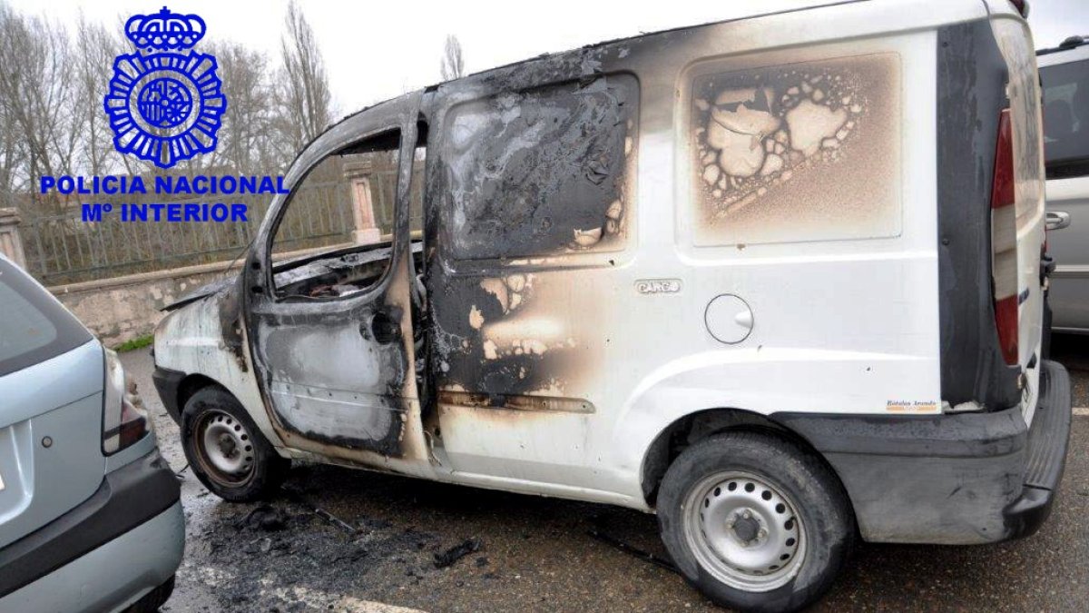 Imagen de uno de los vehículos dañados