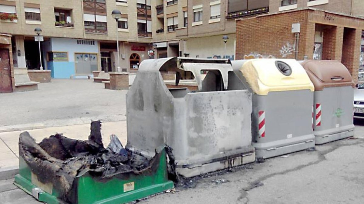 Contenedores calcinados en Miranda de Ebro en agosto de 2015, un año aciago para el mobiliario urbano.-E. M.
