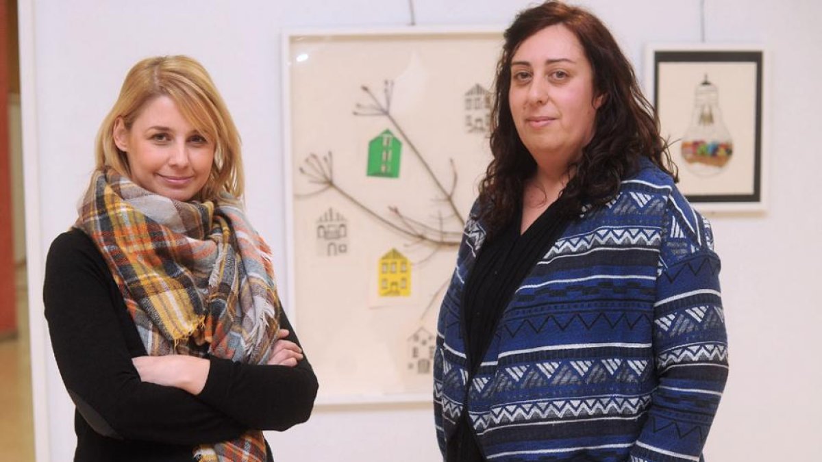 Bárbara García (i.) y Mercedes Chico, delante de sus grabados, que claman por metrópolis más amables.-Israel L. Murillo