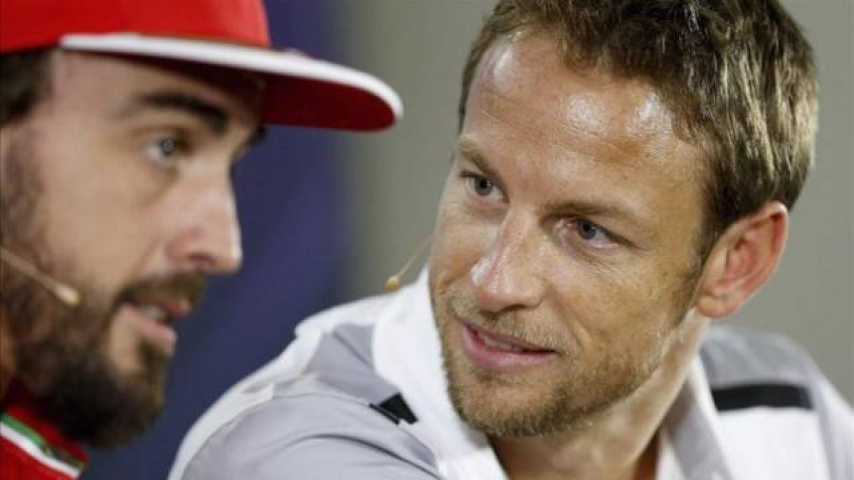 Alonso, con Button, recientemente en Abu Dabi.-Foto: EFE / VALDRIN XHERAJ