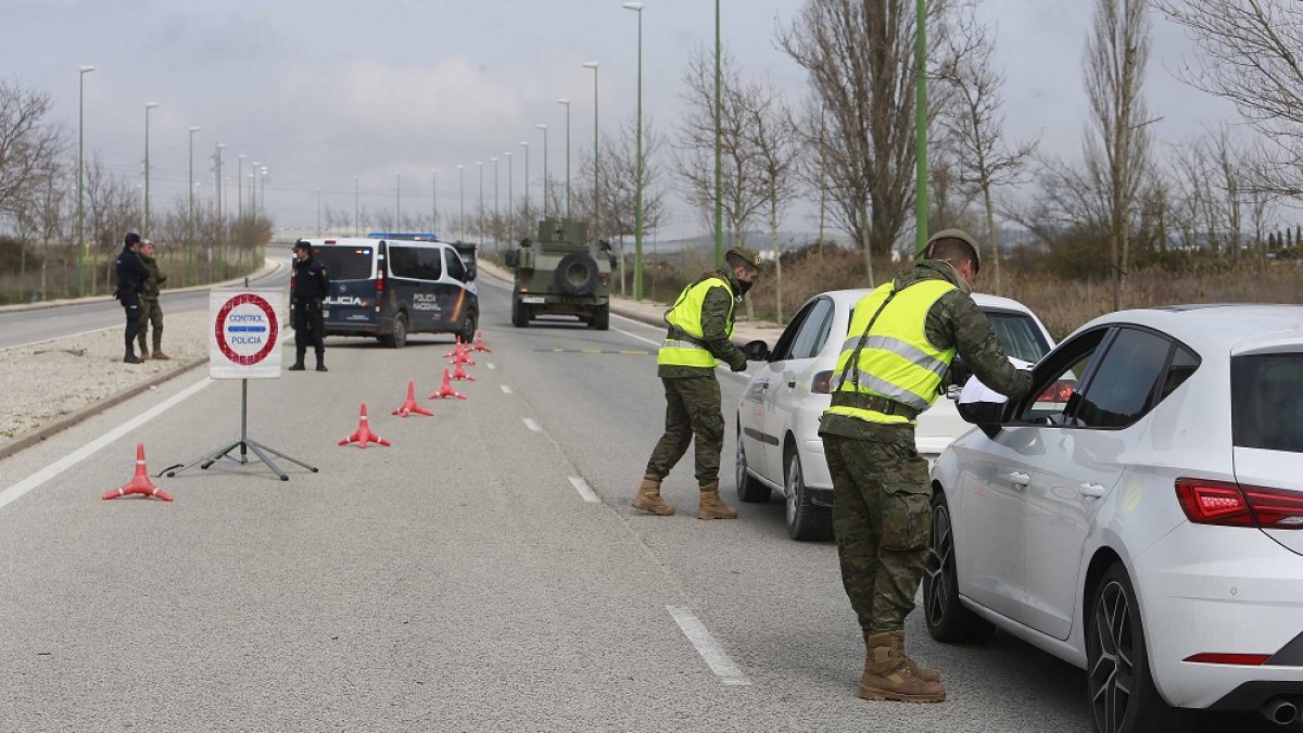 Control de Policía y Ejército en uno de los accesos hacia Villalonquéjar. RAÚL OCHOA