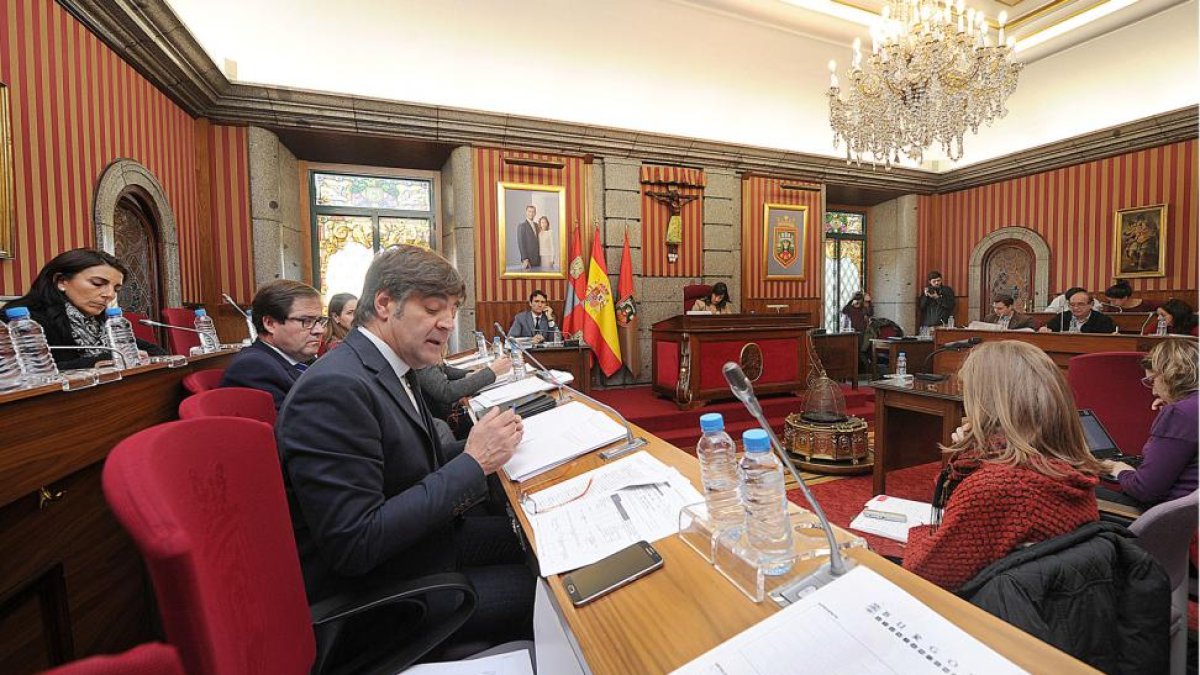 Fernando Gómez, protagonista de la comisión, durante su intervención ayer.-Israel L. Murillo
