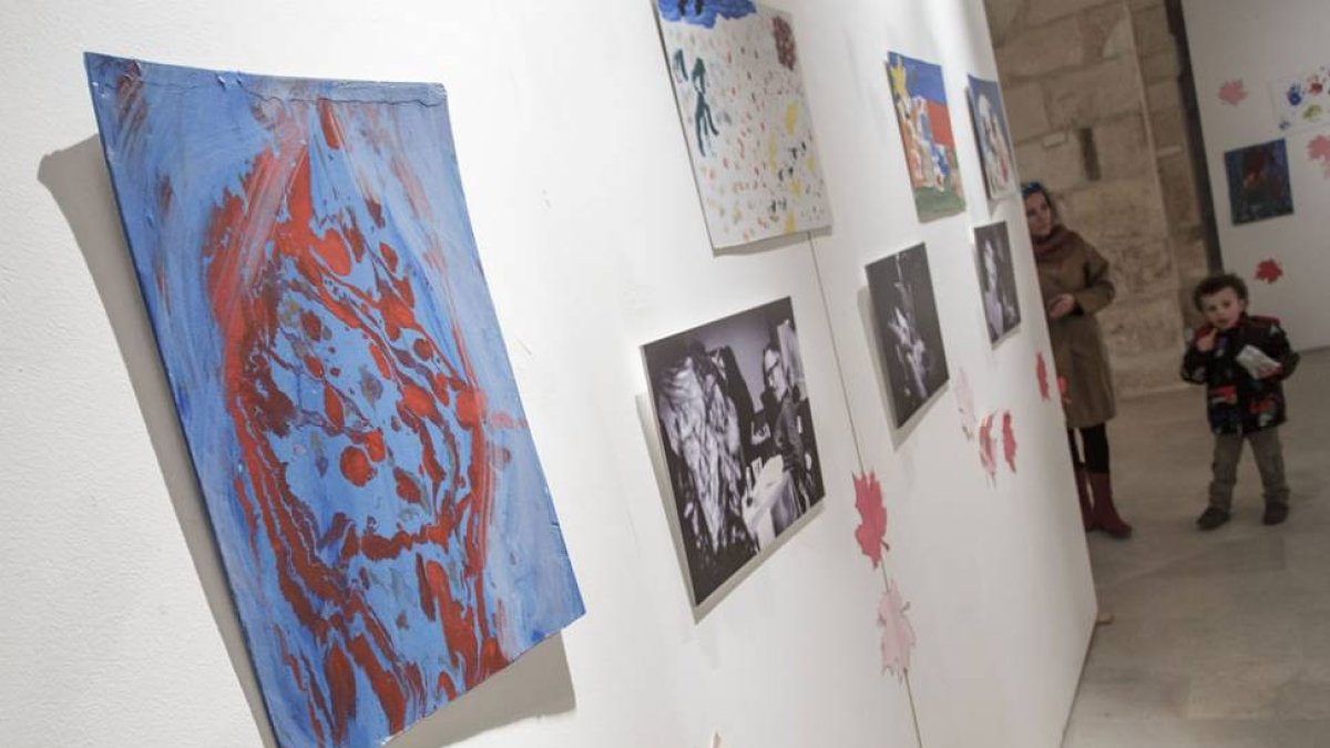La exposición aúna las pinturas realizadas durante el programa y un puñado de fotografías de Daniel Cartón Atienza sobre el proceso.-SANTI OTERO