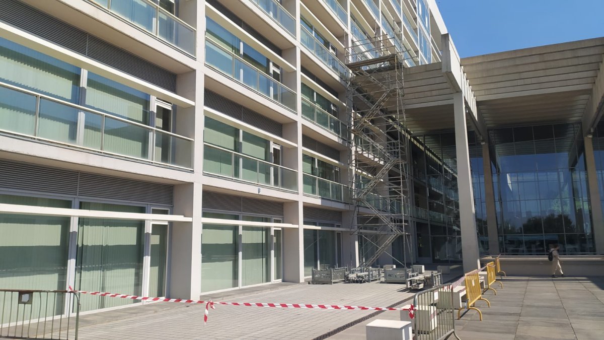 Andamio exterior para los trabajos previos en la cubierta. TOMÁS ALONSO