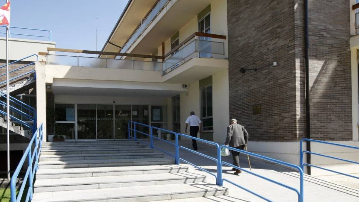 Imagen de archivo del acceso a la residencia de la Junta de Fuentes Blancas, donde una de las afectadas sacó la plaza a la que la Administración le obligó a renunciar. I. L. R.