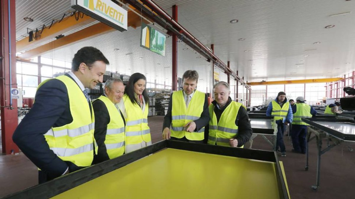 Javier Lacalle con los dirigentes de Riventi durante la visita a la fábrica-Raúl G Ochoa