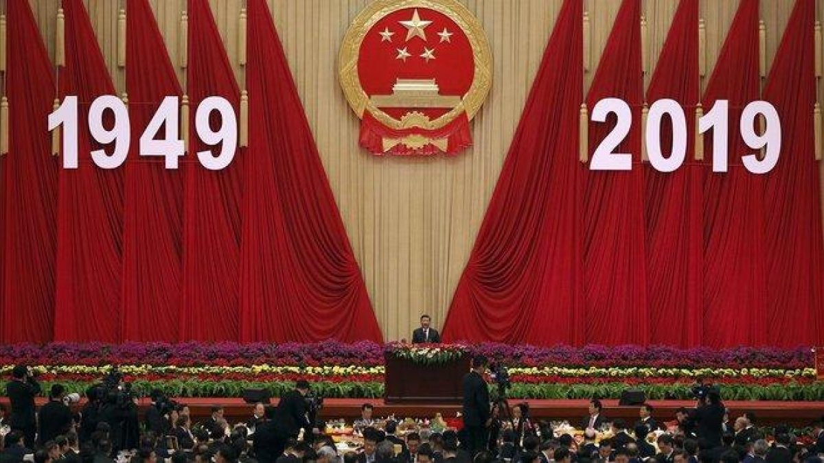 El presidente chino, Xi Jinping, pronuncia un discurso durante una cena con motivo del 70º aniversario de la República Popular China, este lunes en Pekín.-ANDY WONG (AP)