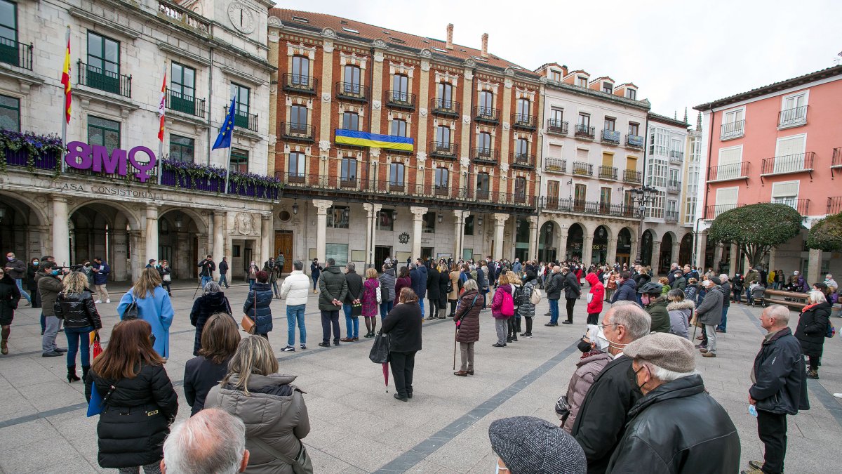 Concentración en apoyo a Ucrania convocada por el Ayuntamiento de Burgos en coordinación con la Federación de Municipios y Provincias. TOMÁS ALONSO