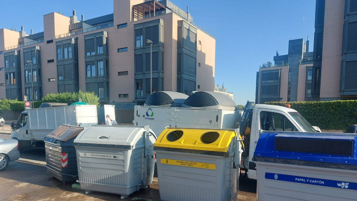 Los operarios trabajan en la calle Caleruega, donde ya hay varias islas renovadas. ECB