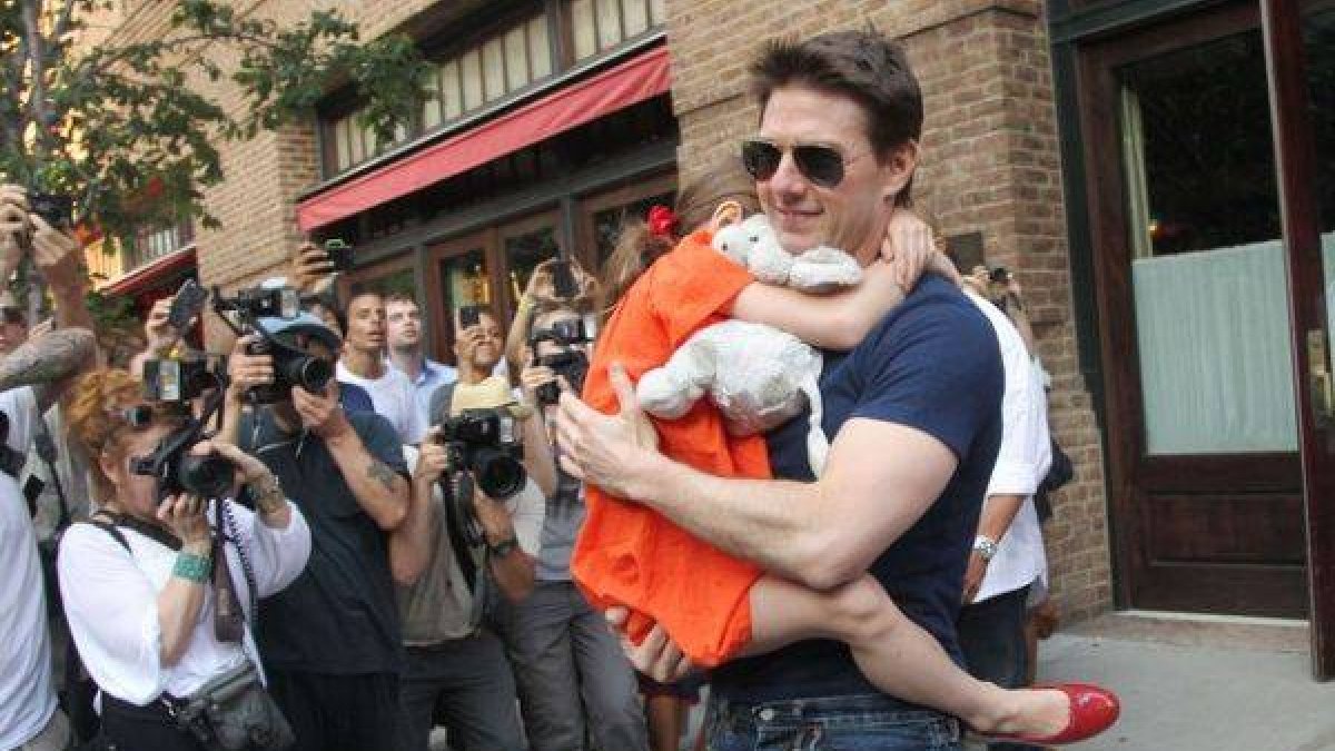 El actor Tom Cruise con su hija Suri, en julio del 2012.-Foto: MEHDI TAAMALLAH / AFP