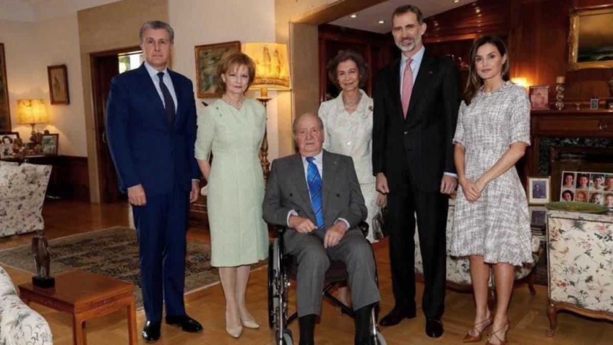 Los Reyes posan con Juan Carlos y Sofía y sus invitados: Margarita y Radu de Rumanía.-EL PERIÓDICO