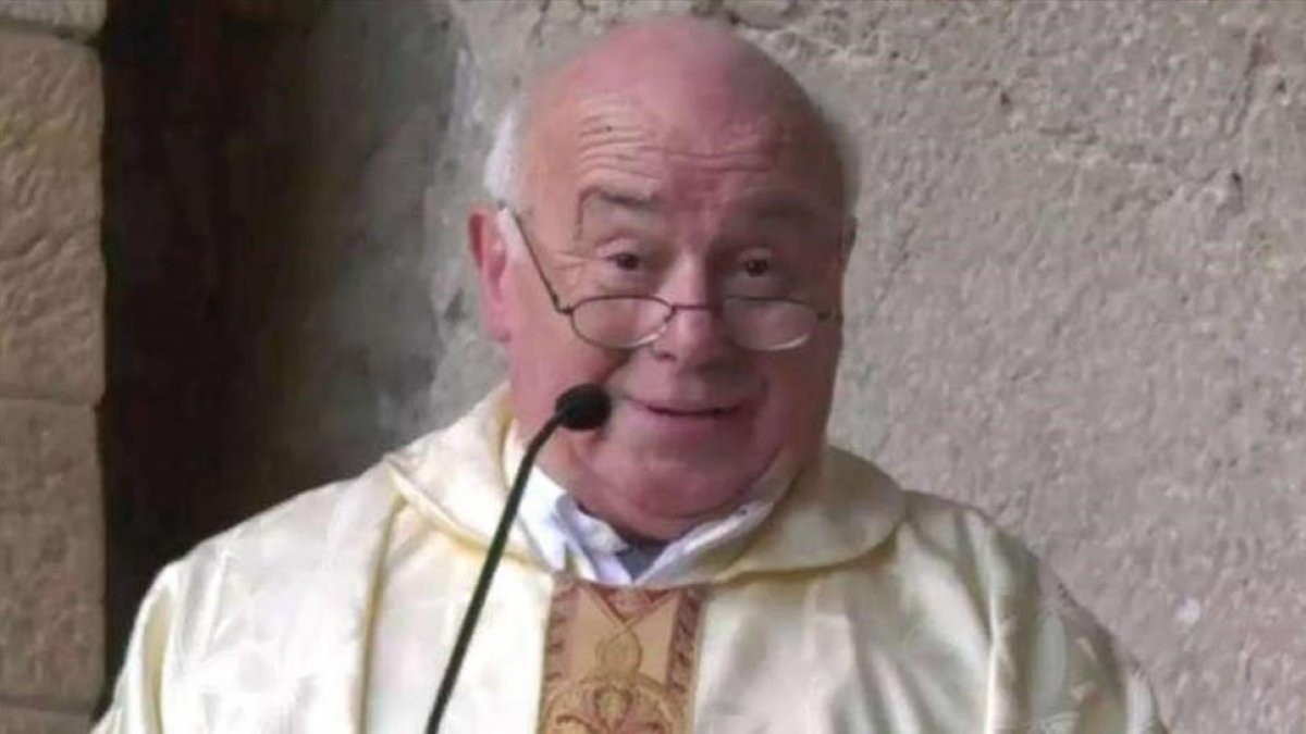 El sacerdote Fernando Fueyo, capellán del Sporting de Gijón e íntimo amigo de Quini.-EL PERIÓDICO