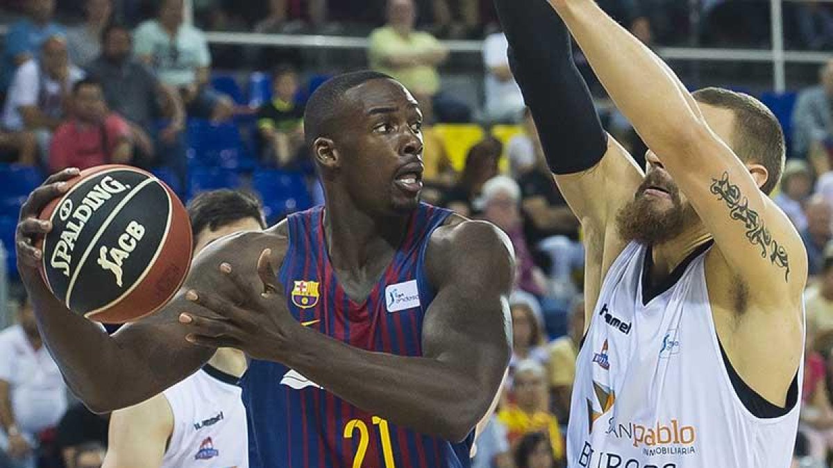 Sanders dobla el balón ante la defensa de Gailius.-ACB PHOTO / V. SALGADO