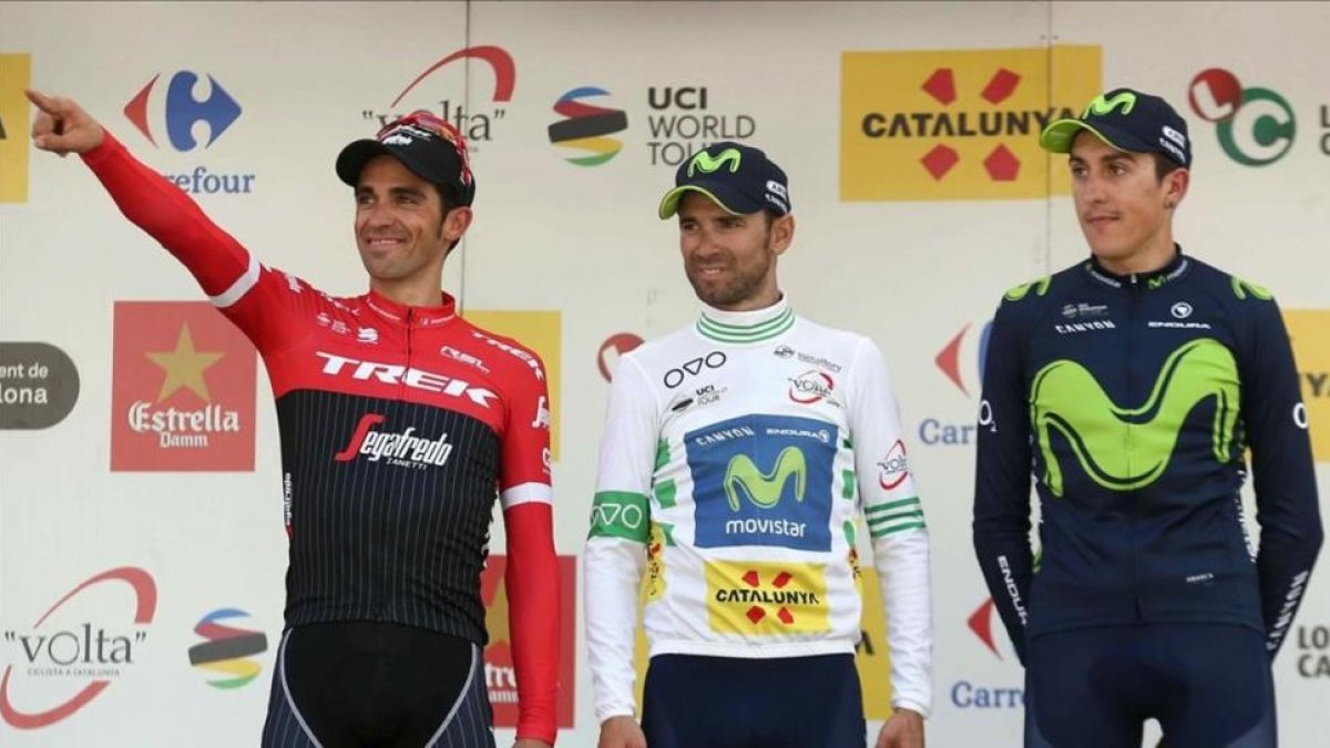 Alejandro Valverde (en el centro y con el jersey de líder de la Volta 2017), junto al ya retirado Alberto Contador y Marc Soler, a la derecha-EFE / TONI ALBIR