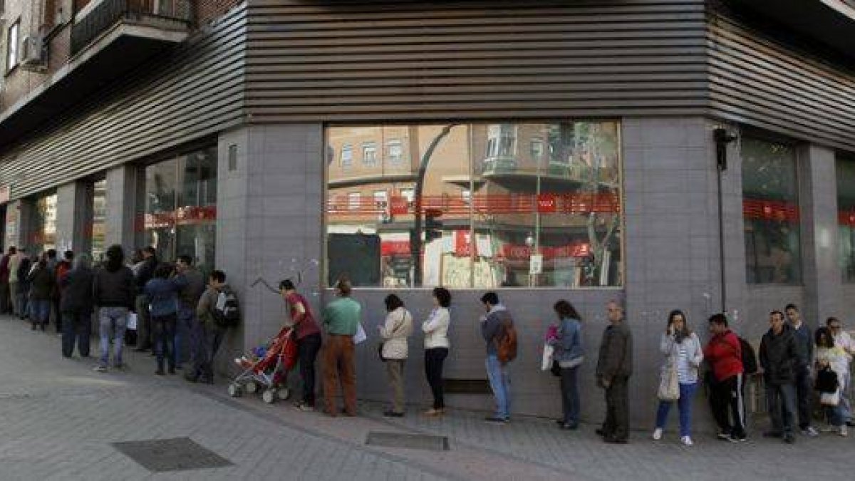 Cola en una oficina de empleo de Madrid.-Foto: AP
