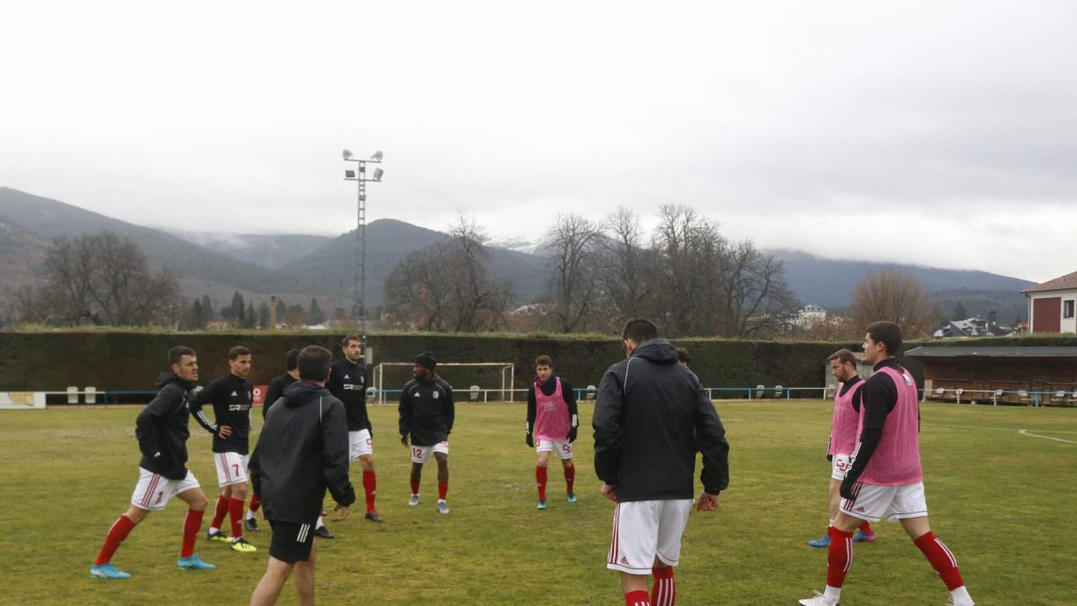 Imagen de un entrenamiento del filial del Burgos CF en Castañares. / BCF