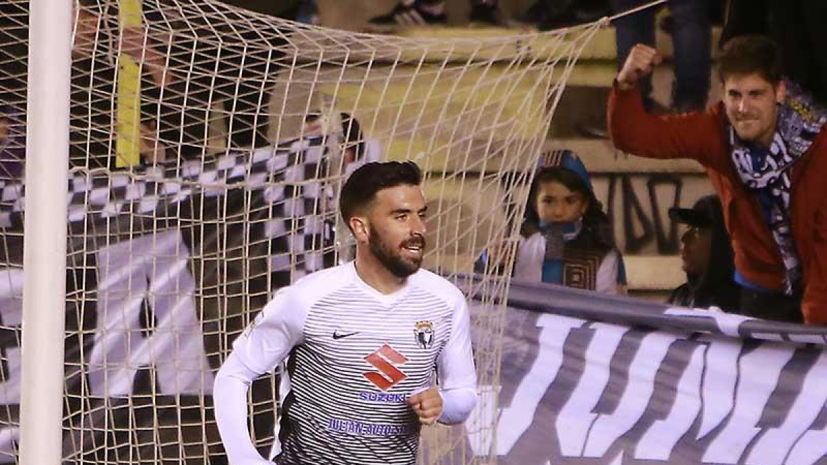 Adrián Hernández celebra el primer gol ante el Peña Sport.-RAÚL G. OCHOA