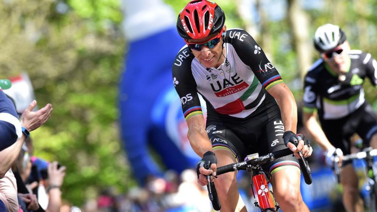 Rui Costa en plena acción durante una carrera con el maillot del UAE Team Emirates-UAE