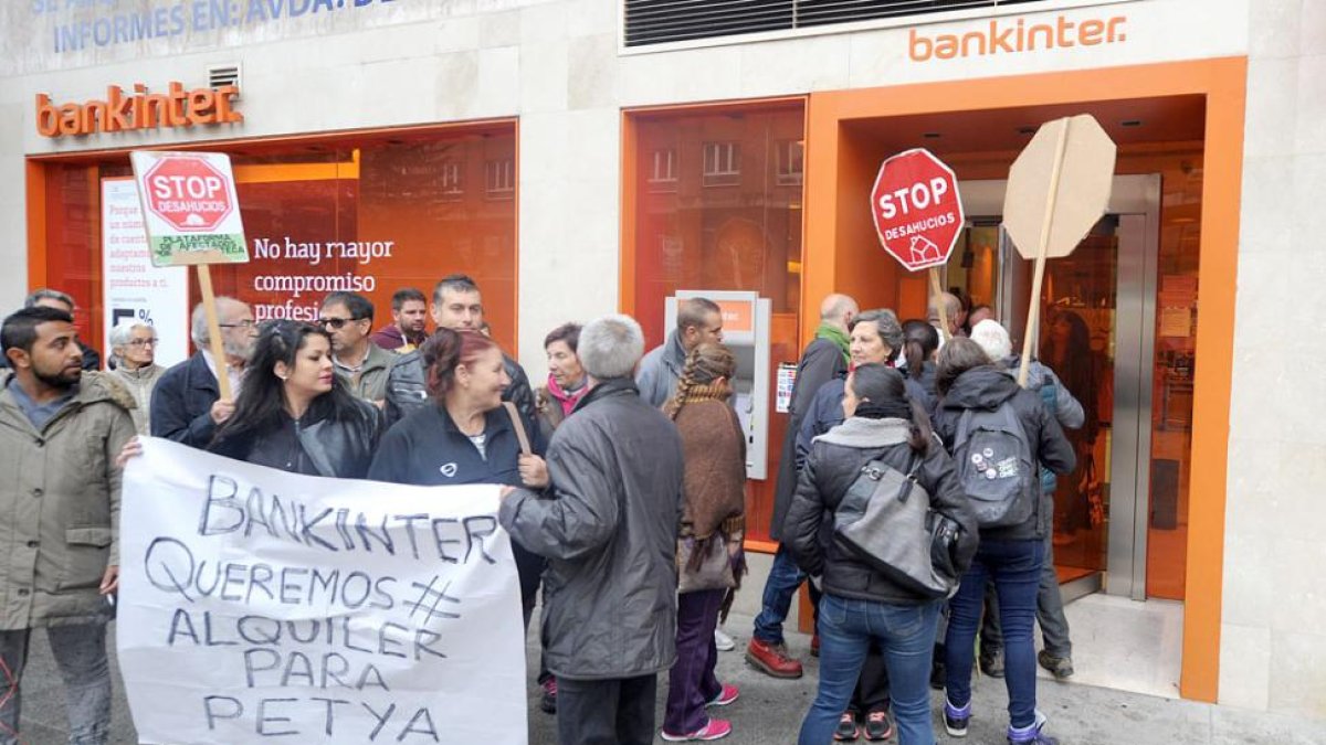 Las protestas frente a la sede de Bankinter se prolongaron durante la mañana hasta la firma de la subrogación del alquiler.-ISRAEL L. MURILLO