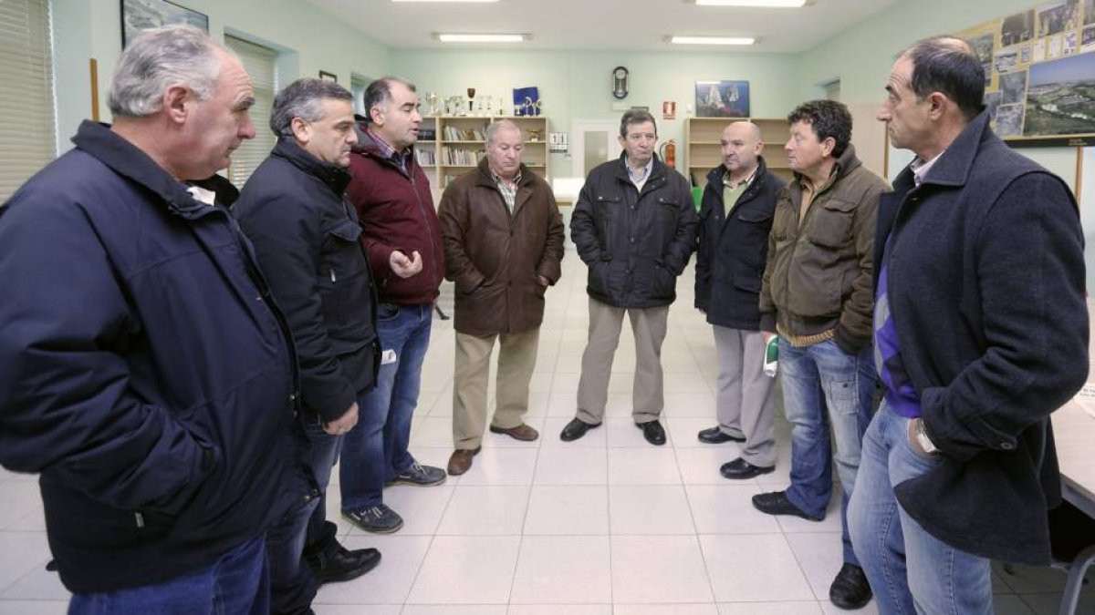 Los ganaderos charlan en el centro cultural de Villalonquéjar.-RAUL G. OCHOA