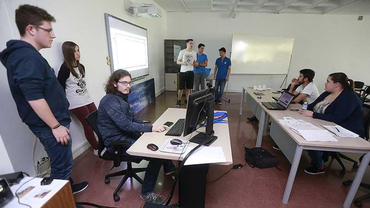 Uno de los grupos de estudiantes presentan su proyecto ante el resto de asistentes en la Escuela Politécnica Superior de la UBU.-R. OCHOA