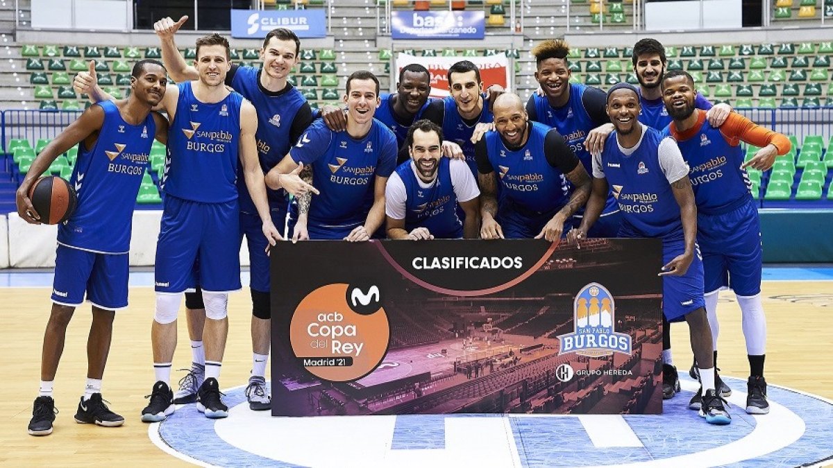 La plantilla del Hereda San Pablo Burgos posa con el cartel que acredita su clasificación para la Copa del Rey. B. B. HOJAS / SPB