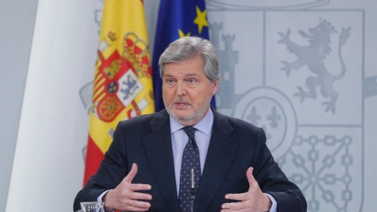El portavoz del Gobierno y ministro de Educación Cultura y Deporte Íñigo Méndez de Vigo a su llegada a la rueda de prensa.-ANGEL DIAZ (EFE)