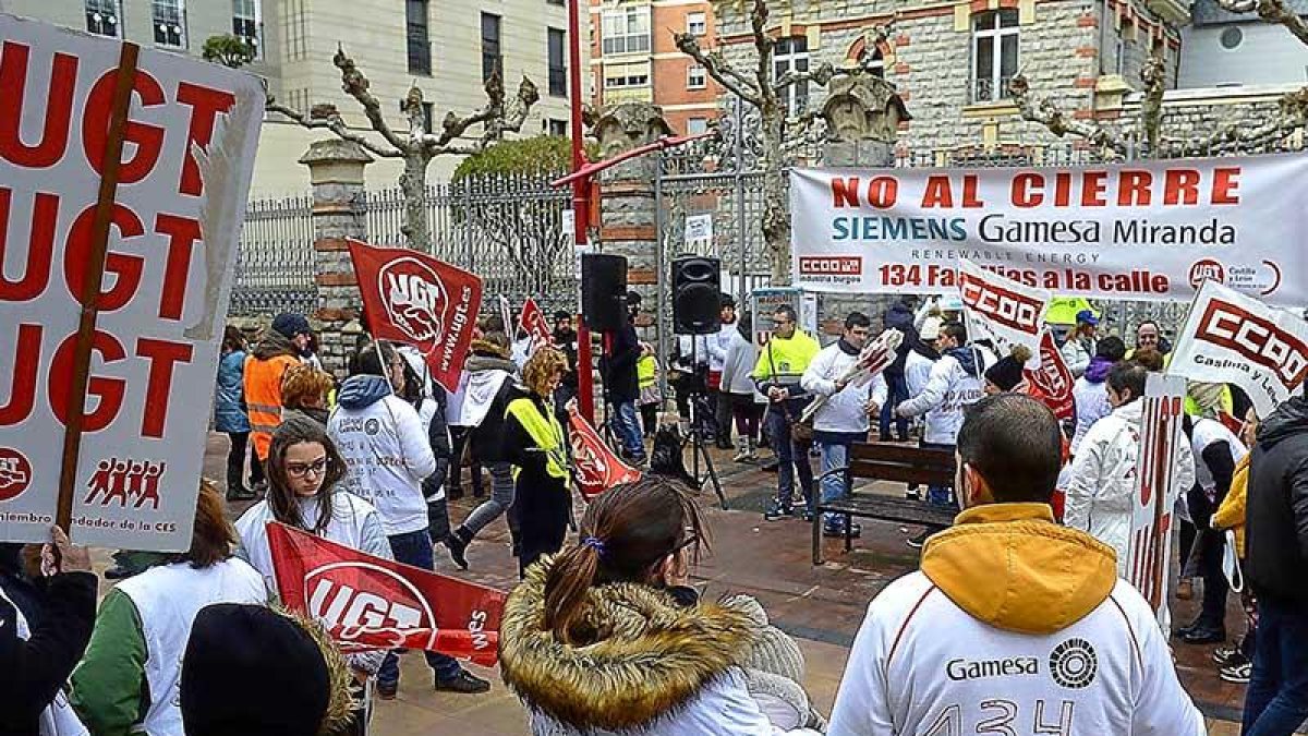 Concentración contra el cierre de Gamesa en Miranda, en una imagen de archivo.-ICAL