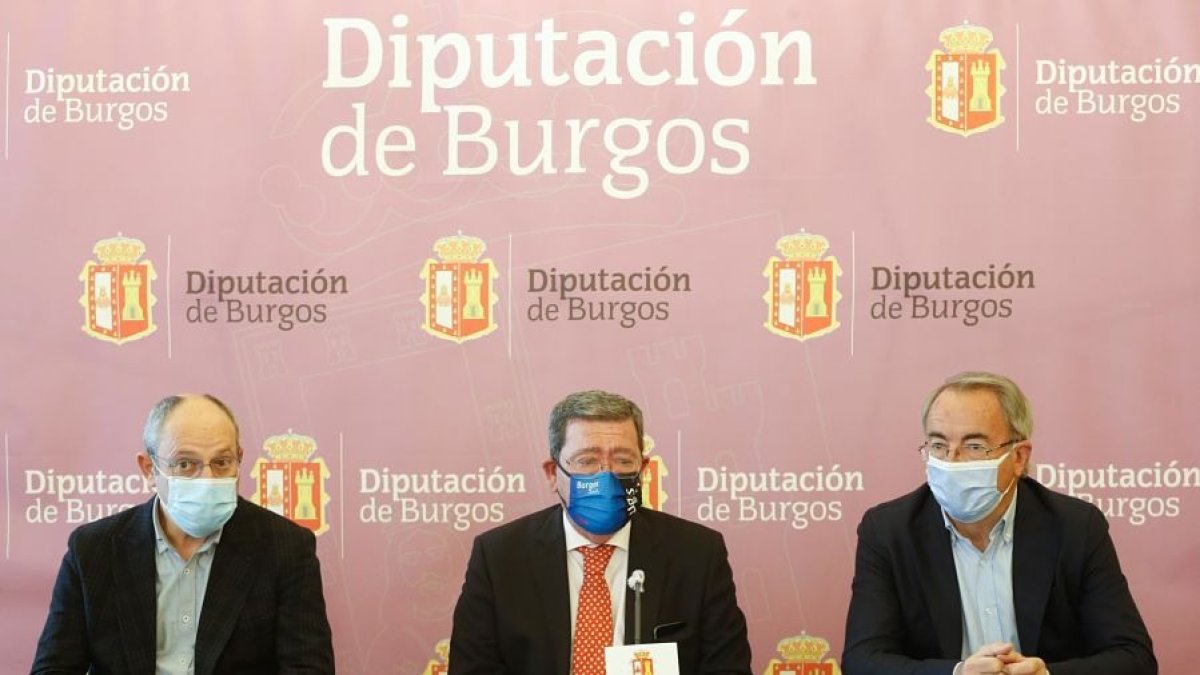 Eduardo Munguía, César Rico y Ángel Carretón presentan el nuevo Plan de Instalaciones Deportivas de la Diputación. SANTI OTERO