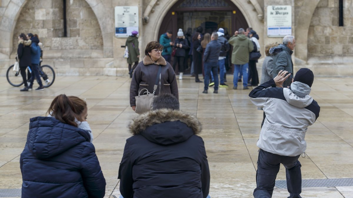 Imagen de turistas en la plaza del Rey San Fernando, a los pies de la Catedral. TOMÁS ALONSO