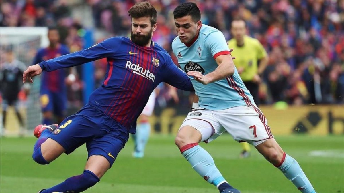 Piqué y Maxi Gómez disputan el balón durante el partido del sábado pasado en el Camp Nou.-ALEJANDRO GARCÍA / EFE