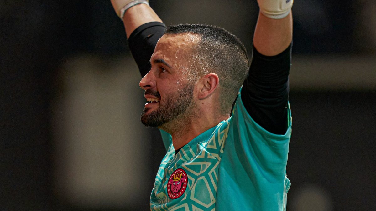 Segura celebra el triunfo del Porcinos FC en el último encuentro de la Kings League. @PorcinosFC