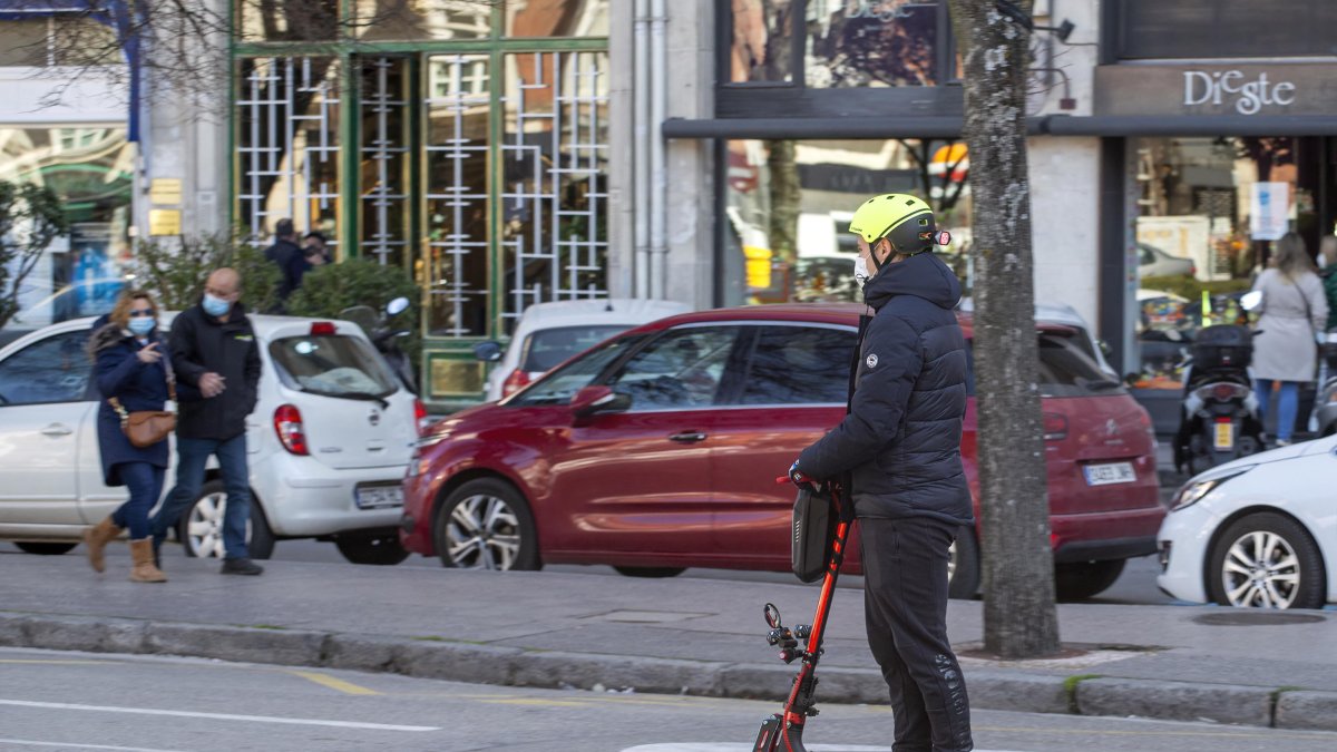 Un usuario de patinete eléctrico circula por la calzada en la avenida del Cid. SANTI OTERO