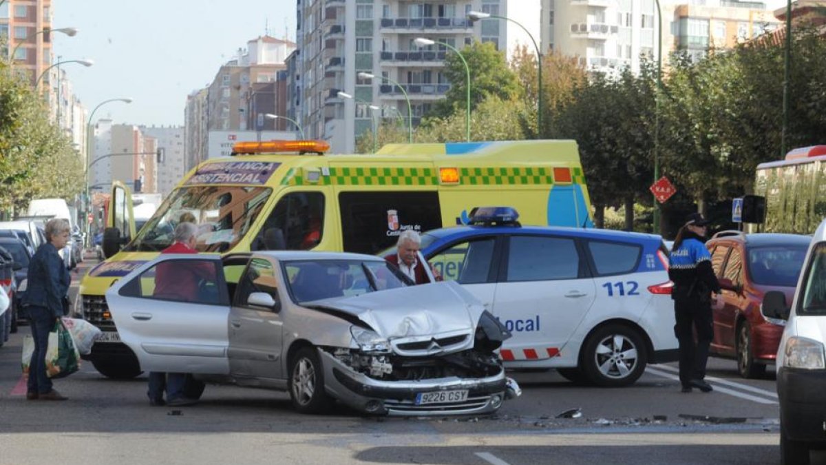 Imagen de un accidente en la calle Vitoria ocurrido durante el pasado año.-ISRAEL L. MURILLO