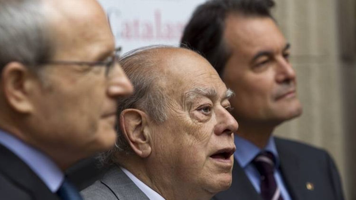 Jose Montilla, en primer término, junto a Jordi Pujol y Artur Mas, en abril del 2011.-Foto: ALBERT BERTRAN