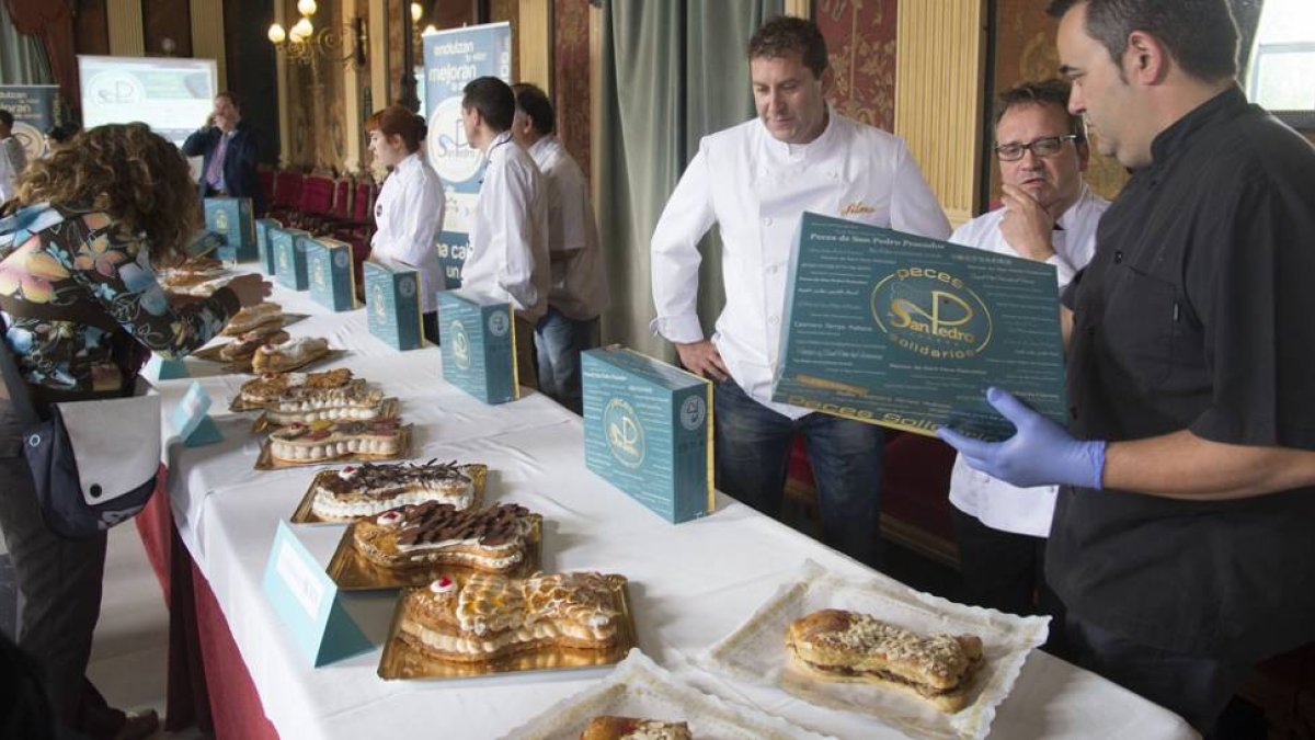 Pasteleros de los siete obradores con los que ha arrancado la iniciativa y las cajas que esconden el donativo.-ECB