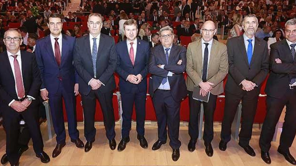 Autoridades y premiados posan para una foto de familia momentos antes del inicio del acto.-RAÚL G. OCHOA