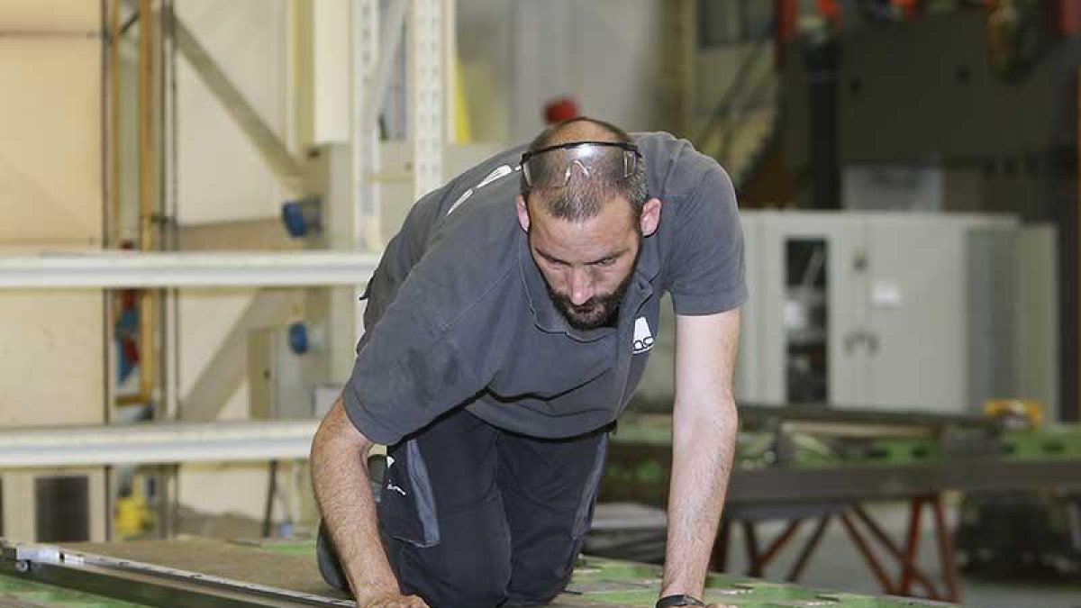 Un trabajador se ocupa del mantenimiento de una máquina en una fábrica de Burgos.-RAÚL G. OCHOA