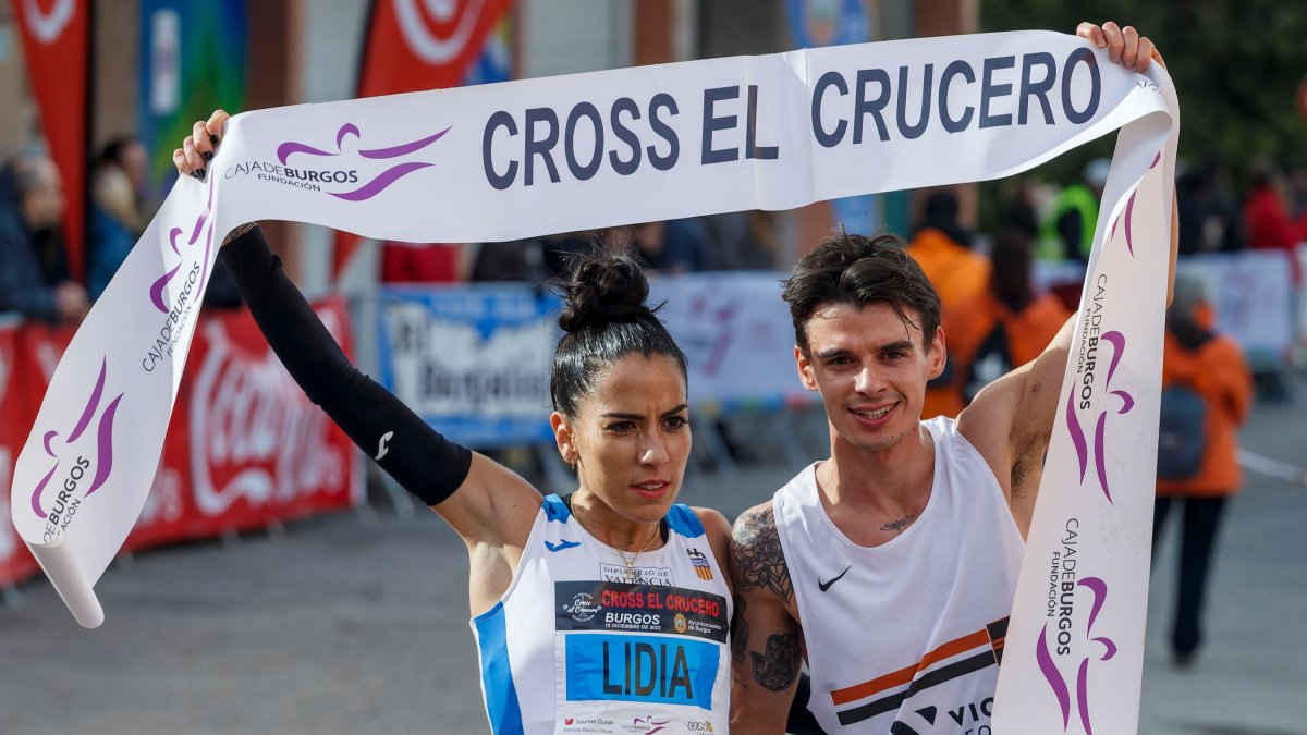 Los vencedores de la prueba celebran el triunfo en la línea de meta. Santi Otero