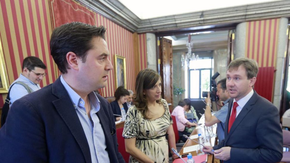 El alcalde, Javier Lacalle, charlaba antes de empezar el Pleno con los concejales socialistas De la Rosa y Barrio.-RAÚL G. OCHOA