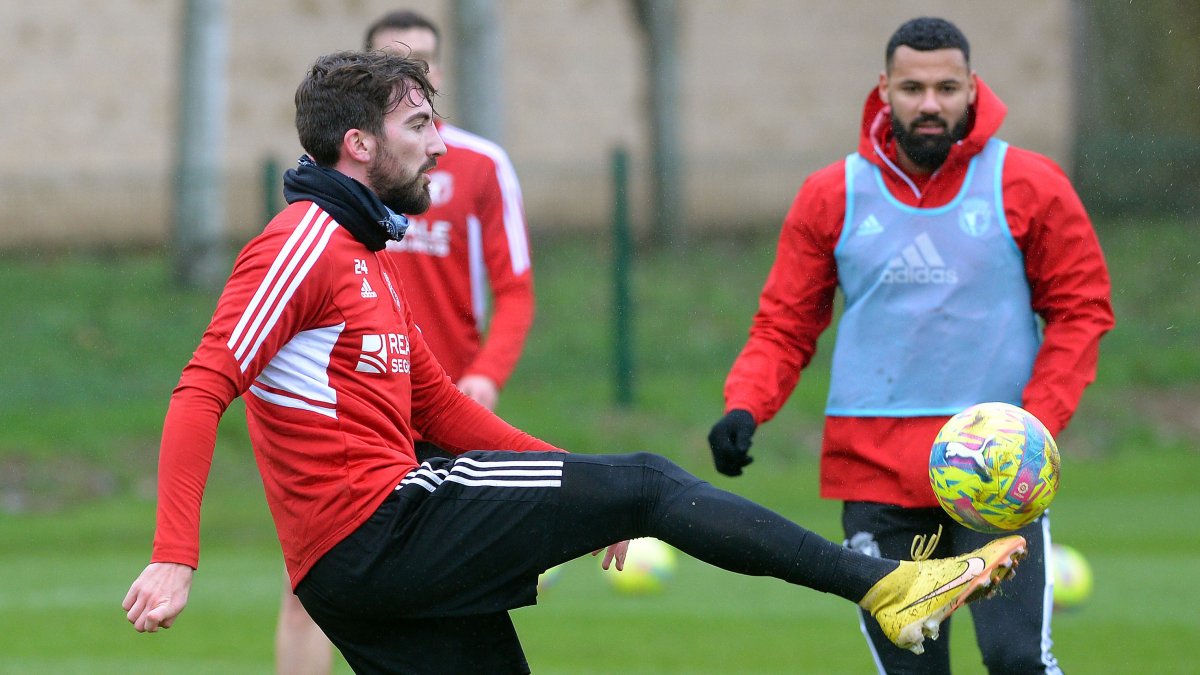 Javi Pérez entrena junto al resto de sus compañeros en la Deportiva. TOMÁS ALONSO