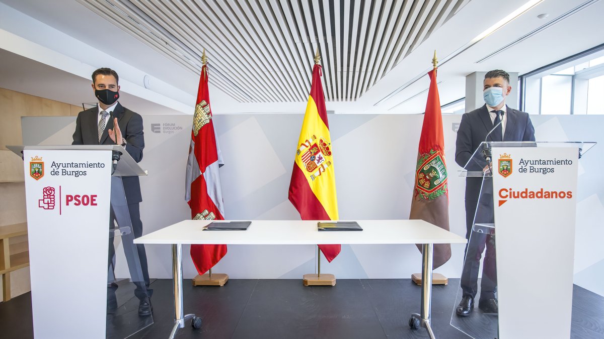 Daniel de la Rosa y Vicente Marañón en un momento de la presentación del nuevo Gobierno municipal. SANTI OTERO