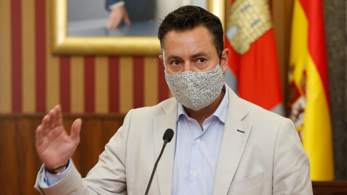 De la Rosa, durante su intervención en la recepción al Burgos Promesas celebrada en la mañana de hoy. SANTI OTERO