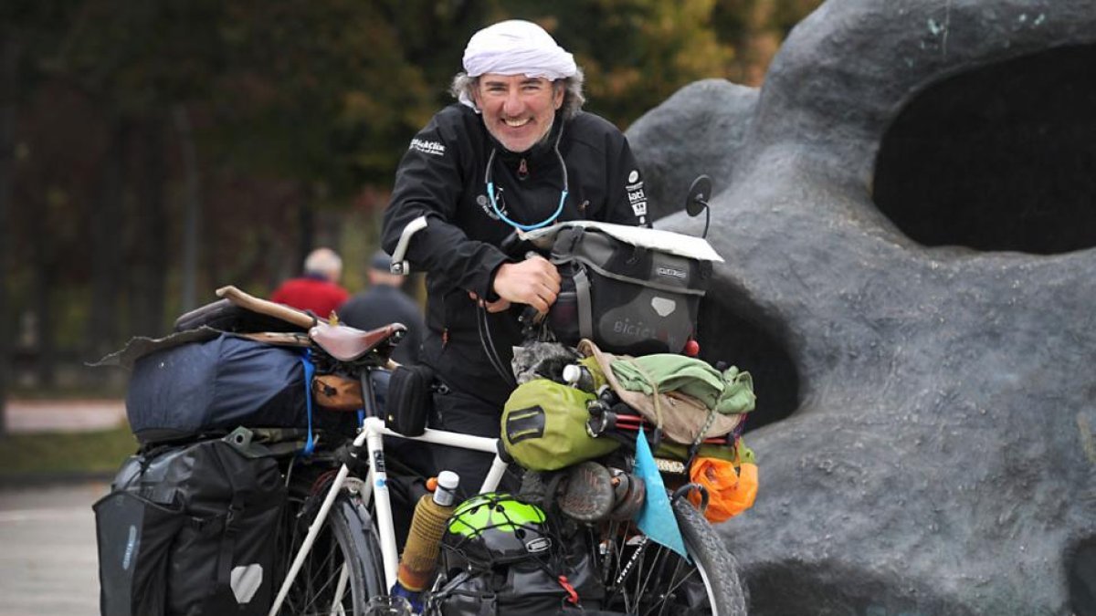 El aventurero sobre dos ruedas, Álvaro Neil, ayer, a su llegada a Burgos desde Oñate.-ISRAEL L. MURILLO